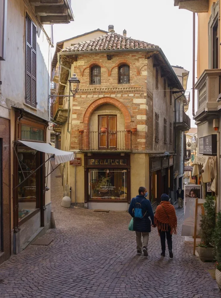 Moncalvo: Piccola Maestà Italiana, Un Gioiello di Bellezza Minuta