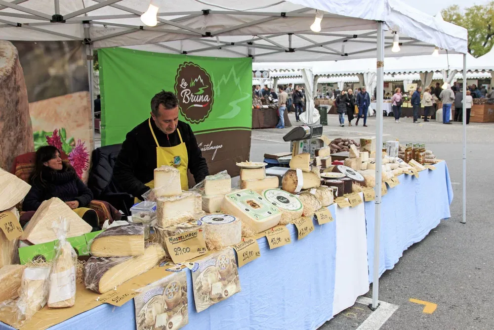 Moncalvo: Piccola Maestà Italiana, Un Gioiello di Bellezza Minuta